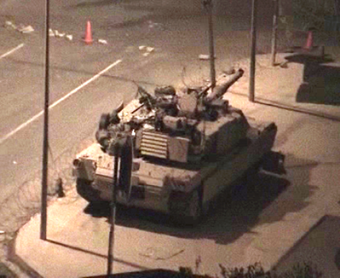 Iraq 2003. Carros de USA frente al hotel: ¿amigos o enemigos?