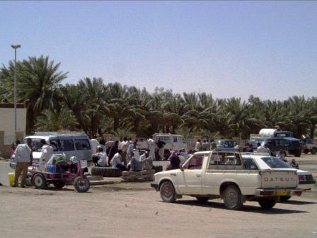 Iraq 2003. Recogiendo agua en el camino