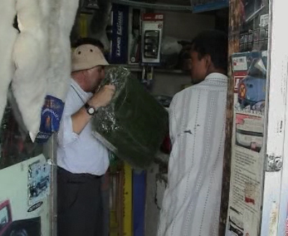 Kuwait 2003. Comprando bidones de gasolina