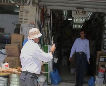 Kuwait 2003. Comprando tubos de goma