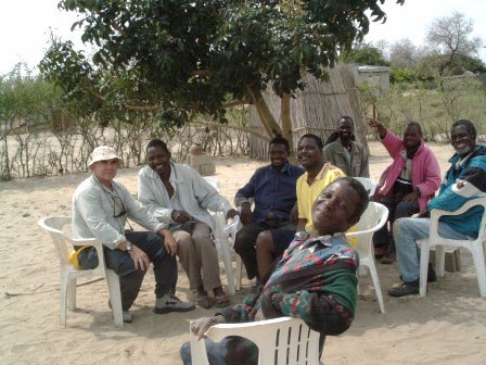 Mozambique, 2003. En Palmeira con algunos vecinos