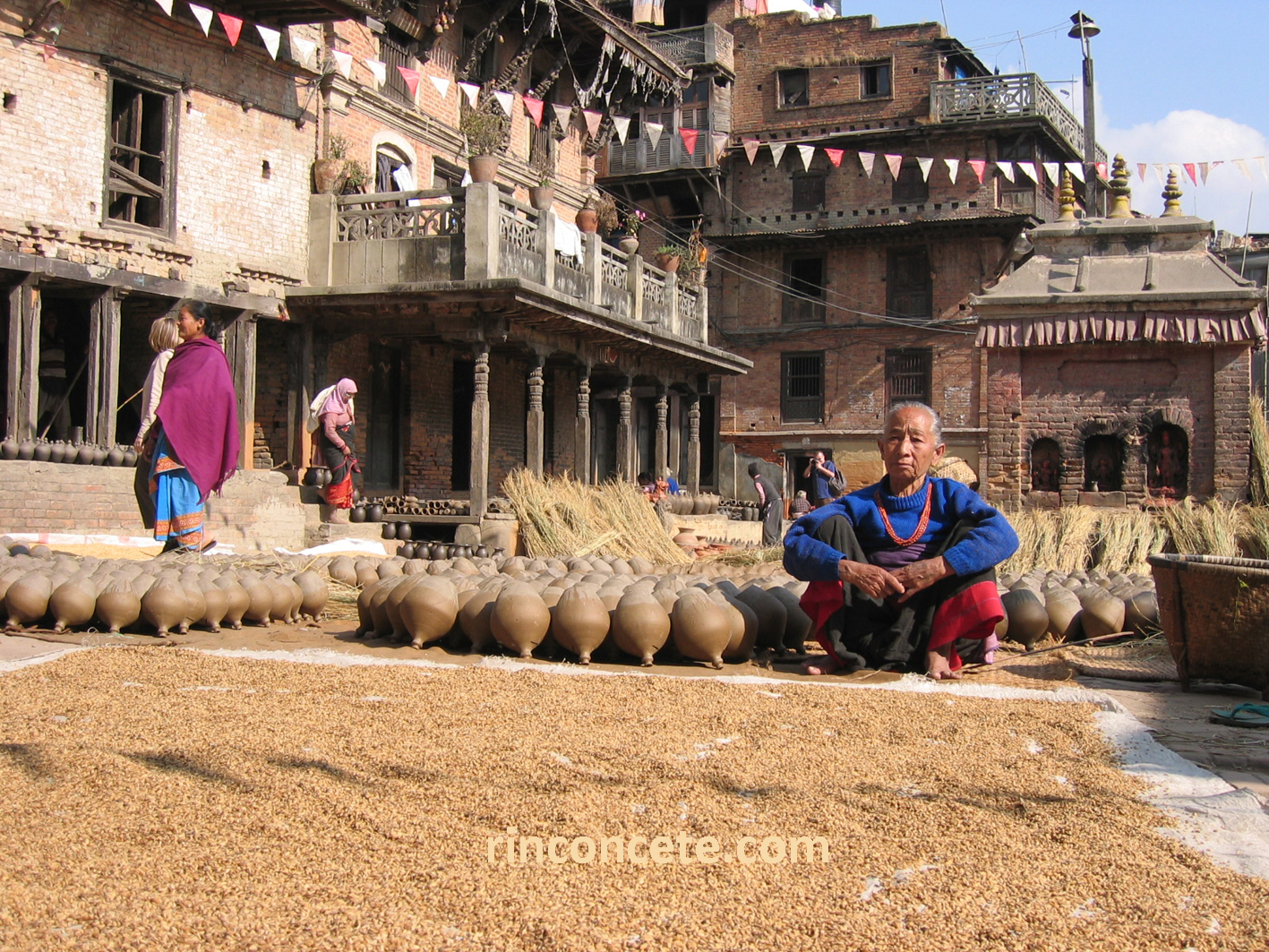 Nepal, 2004. Cerámica y maiz secándose al sol