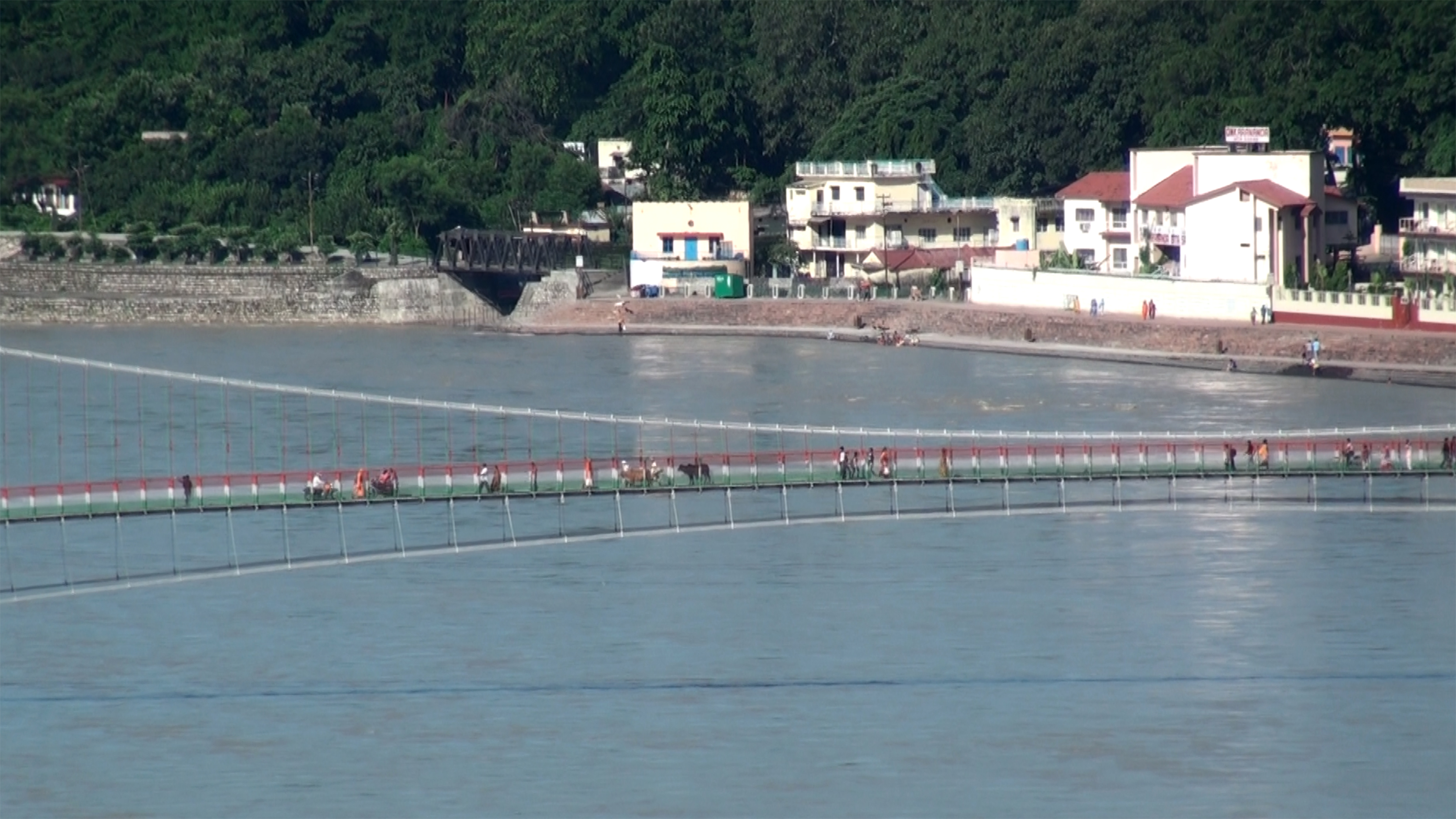 India. Rishikesh. Puente colgante